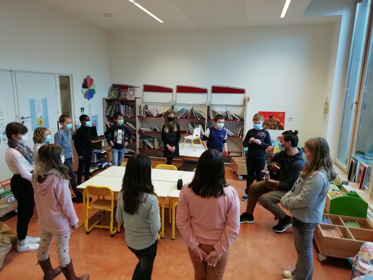 #artistesenresidence Premières séances d'ateliers théâtre et musique avec Soléne et Stéphane pour les classes de CE2, CM1 et CM2.