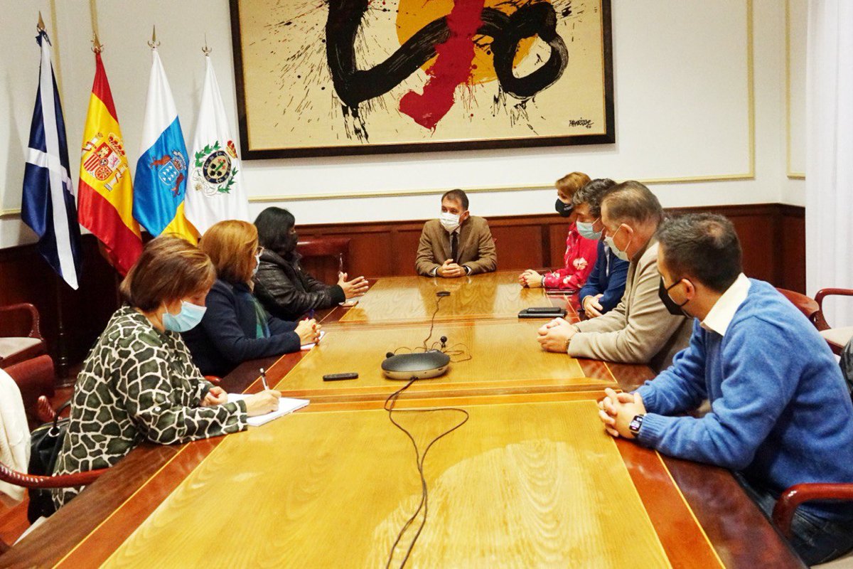 evebruler's tweet photo. El pasado miércoles el alcalde, José Manuel Bermúdez, el 1er teniente de alcaldía, Guillermo Díaz Guerra y mi persona recibimos a los representantes de la Asamblea Nacional de Venezuela. Auristela Vásquez, Dinorah Figuera y Agustín Gorrín, 

@santacruz_ayto https://t.co/Q7hecuAtOY