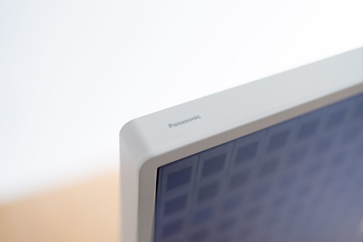 インテリア視点から⽣れた、パナソニックのレイアウトフリーテレビ「TH-43LF1」が登場しました。
電源だけ取れれば部屋のどこにでも配置が可能で、本体に繋ぐアンテナ線を省略。キャスターで移動ができるので、内装に合わせていつでも気軽に置き場所を変えることができます。
axismag.jp/posts/2021/12/…