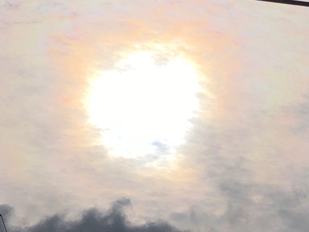 ppaaaaapa's tweet photo. 今日見れた彩雲
#カコソラ https://t.co/UaHYUDd3AJ