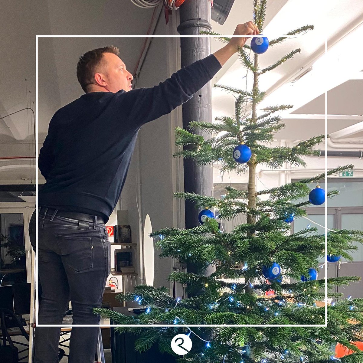 risscsolutions's tweet image. Alle Jahre wieder – auch die Dekoration des Weihnachtsbaumes ist bei uns Chefsache!

#rissc #risscsolutions #ludwigsburg #risscbase #printformer #printformerIO #web2print #webtoprint #web2publish #webtopublish #xmas #weihnachten