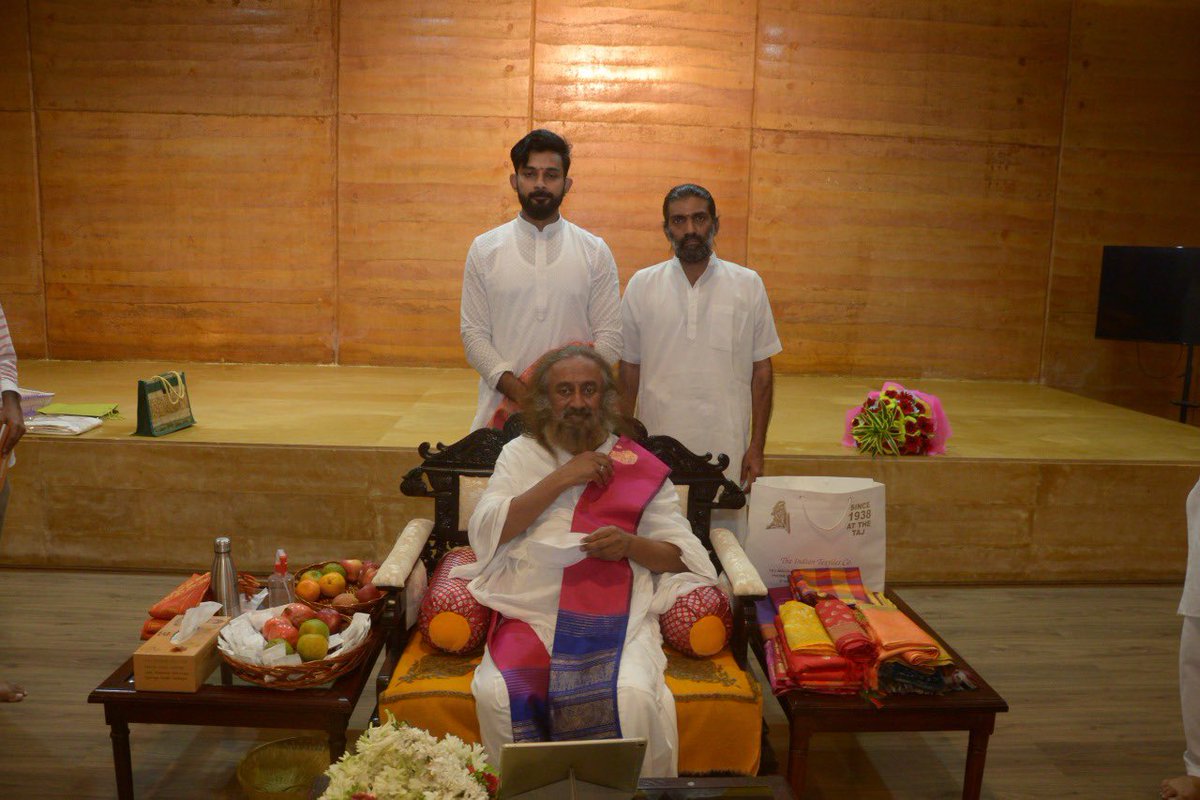 karthikgnath's tweet photo. Had the fortune of meeting GURUDEV @SriSri in AOL campus bangaluru.Divinity personified❤️ His darshan strengthens one’s resolve to take up legitimate battles in life . Conveyed my concerns regarding temple and political issues.Thanks @manijgd and saravanan  for arrangements. https://t.co/6UUYbR9jU0