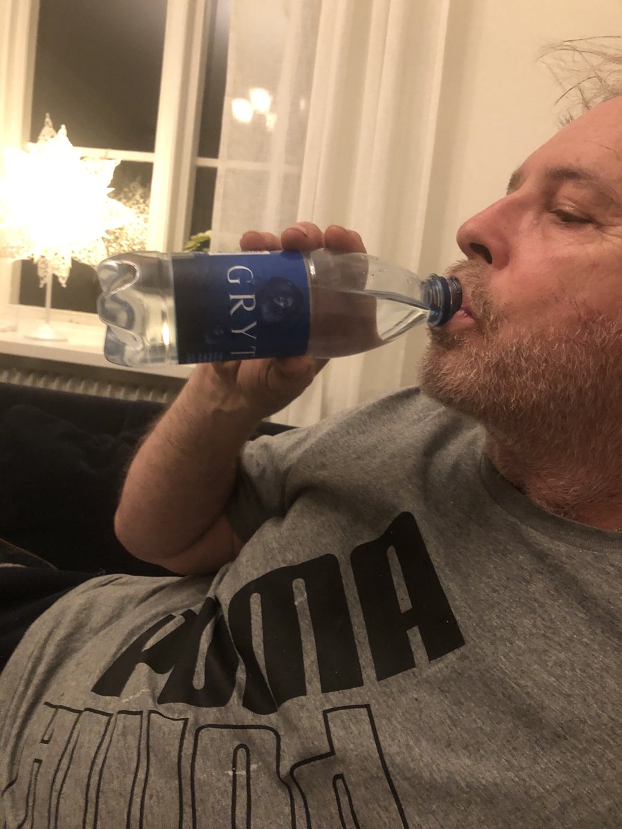 gitarrhjalten's tweet image. Nu när jag jobbar som influencer och har miljoner följare innebär det ett stort ansvar. Att se till att människor får veta vad dom behöver är väldigt krävande. Då är det viktigt att stanna upp, ta en klunk av Gran-Jans receptfria källvatten för att inte insikten ska försvinna