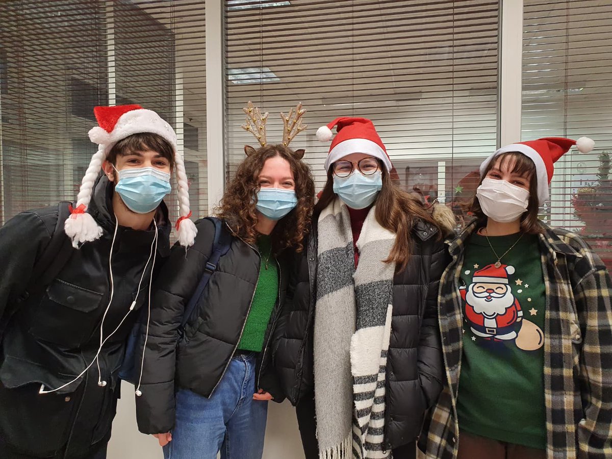 VirginieTesta's tweet photo. On prépare les vacances de #noel2021 au lycée Schuré ! Mannelé, #cadeaux calendrier et lettres rédigées par les #élèves pour les résidents de L'EHPAD 🎄🎅🥰 Les élèves du CVL et de la MDL sont particulièrement engagés 🙏👊 https://t.co/T00I0Qyi9w