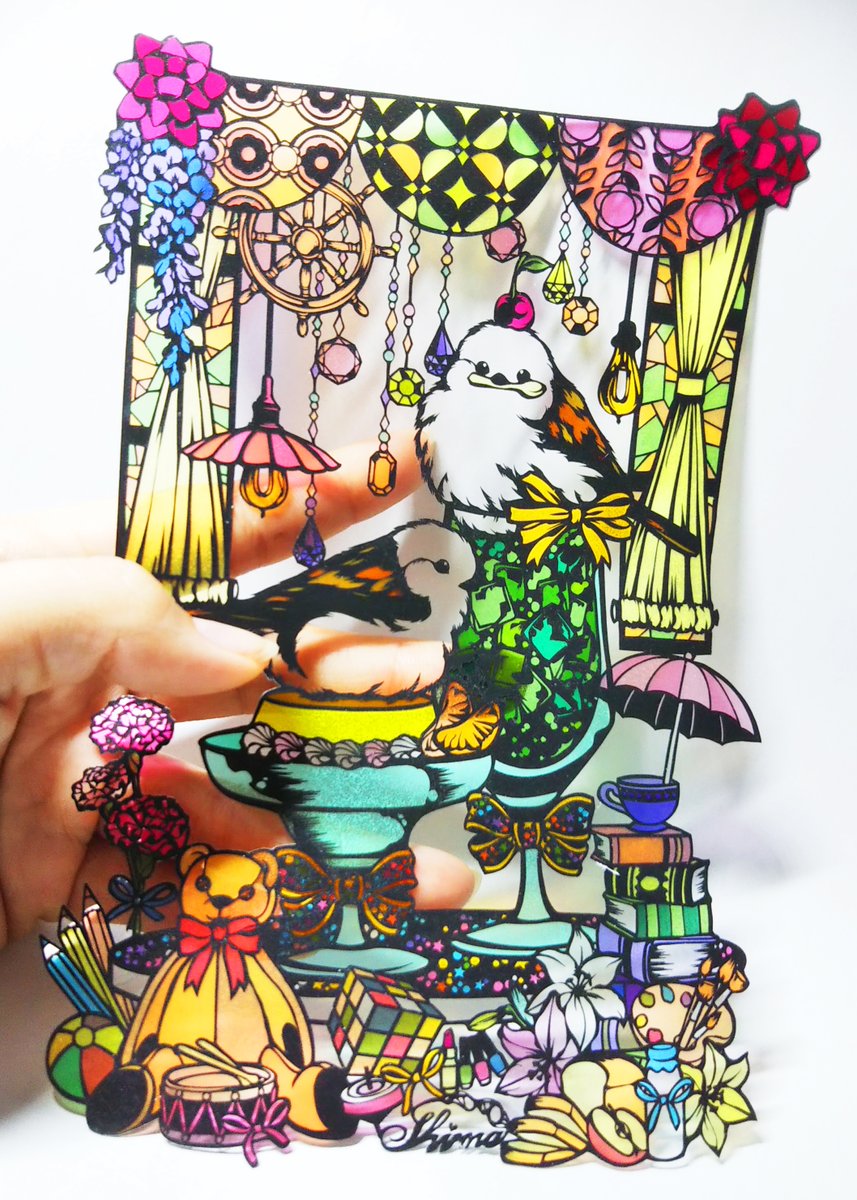 Shima_cut's tweet photo. シマエナガ×昭和レトロ

今流行の昭和レトロモチーフを
切り絵にしてみました♪

喫茶店のクリームソーダや固めのプリン。
大きな花柄やビ���ズの飾りは、昭和を知らなくてもなんだか「懐かしい」と感じさせてくれます。

#Shima切り絵 #切り絵 
#シマエナガ　#昭和レトロ https://t.co/b6eP7cdx84