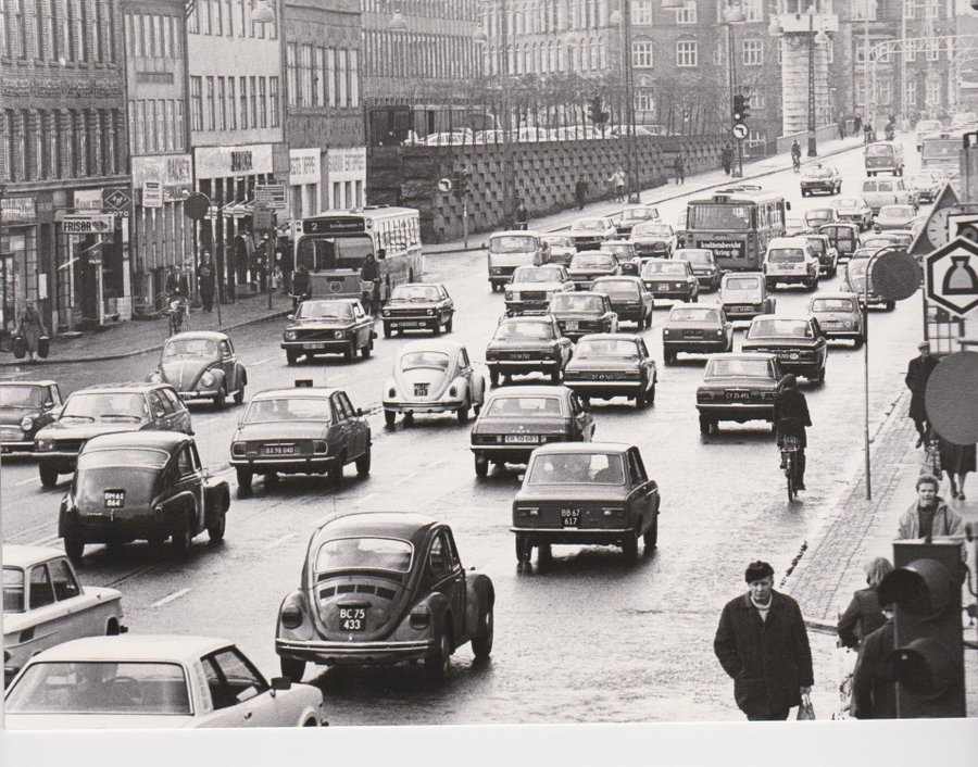 Copenhagen wasn't always Copenhagen.
This picture is from the early 70s.
Today's street layout:
🚶🚲🚍🚗()🚗🚍🚲🚶‍♀️