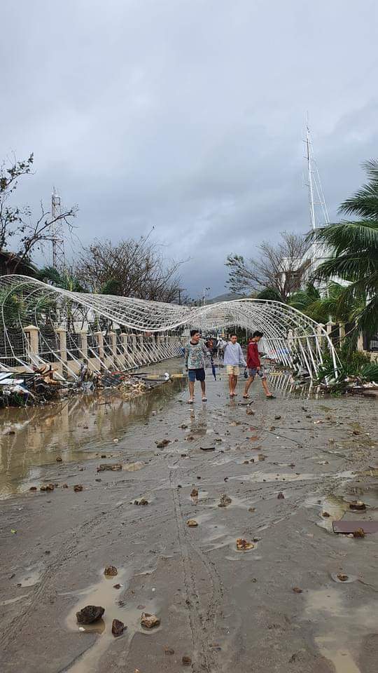 SugboPH's tweet photo. Aftermath of Bagyong Odette in Cebu ‼️

📍 City of Naga
- Near Pasilong sa Naga and Naga Boardwalk area

📸 Mark Petz

#OdettePH #OdetteUpdate #SugboPH https://t.co/rLE77RQcQg