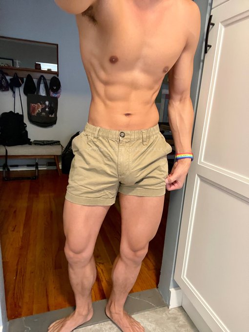 It was *literally* warm enough for me to wear SHORTS today&hellip; 🥴🥵💀 grey sweatpants season who? 🤷🏻&zwj;♂️ https://t