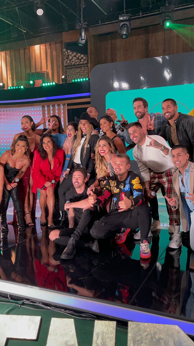 choquei's tweet photo. Fim. Qual a nota vocês dão pra esse elenco de #AFazenda? https://t.co/27eX68IhFL