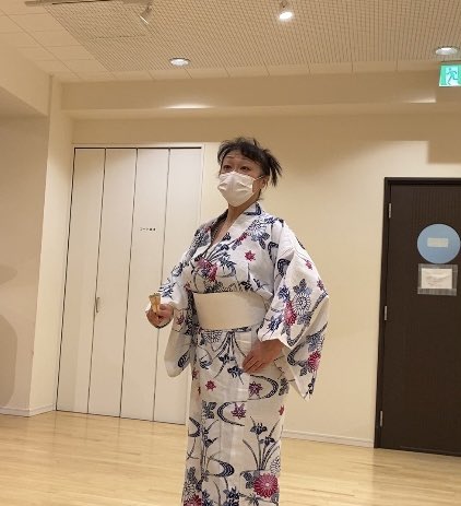 colosop's tweet photo. 昨日もコンサートのお稽古。第1部「舞」の合わせ中の写真。この様に第1部は日本の歌を書道パフォーマンスと共に歌います。12/25 午後1時開演 大泉学園ゆめりあホール。来年1/31まで動画配信あります。詳細→ https://t.co/GZHBxsmtzF

＃ソプラノ歌手根來加奈 #unitK #根來加奈 #舞SING #日本歌曲 https://t.co/2RqrGB9YNj
