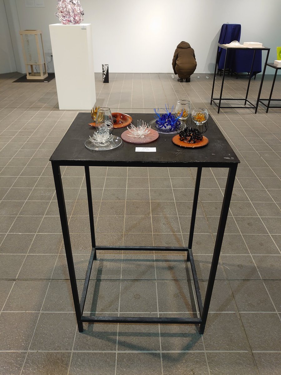 ＃学校の課題　＃ガラス研究室　＃バーナーワーク
title：花喰み
メニューは、睡蓮のステーキに曼珠沙華の刺身、月下美人のなます、水扶養の工芸茶、デザートには鬼灯のゼリーと徒名草のチョコレートといったところでしょうか。