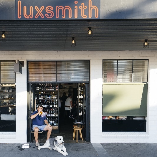 Great arvo for it 💯🍺🌞🐶
.
.
.
.
#thebarisopen #fridayarvodrinks #luxsmith #luxsmith_seddon #westisbest #wefo #bar #seddon #eatdrinkwestside
