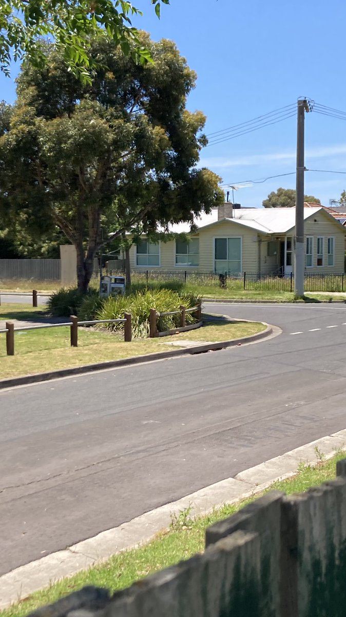 LCuzzupe's tweet photo. @RAHU_West
This is the view from my front porch in my private rental home
Watching grass being cut at a house that has been empty boarded up no one living in it for 3years
@VicGovDFFH
Iβm waiting on the priority housing list for PH over 20 yrs π
@savepublichous
#braybrook https://t.co/a0YHOmnlsJ