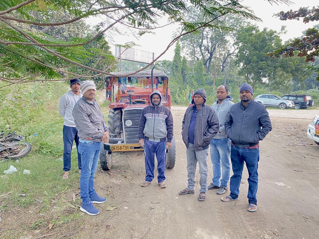 AngulTahasildar's tweet photo. @angul_dm 
The vehicles carrying Earth brick and Earth illegally kept in Town PS by Tahasildar Angul and team. https://t.co/fryIcGhG3a