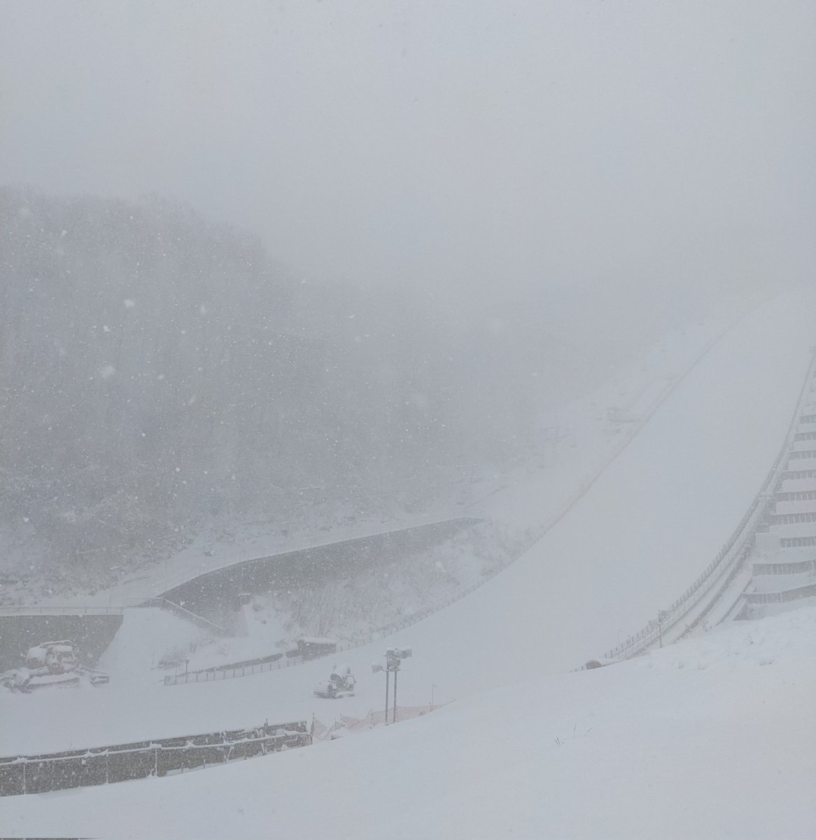FSkiinfo's tweet photo. #大倉山ジャンプ競技場
13時で札幌☃️17cm
まだまだ積もりそうです🤲
#さあまわろうSapporo は12/19まで
入口に #flylabo と @Corp_showa さんのアルコールスタンドとクリスマスツリー🎄🌟 https://t.co/ZQ5pvlNEu1