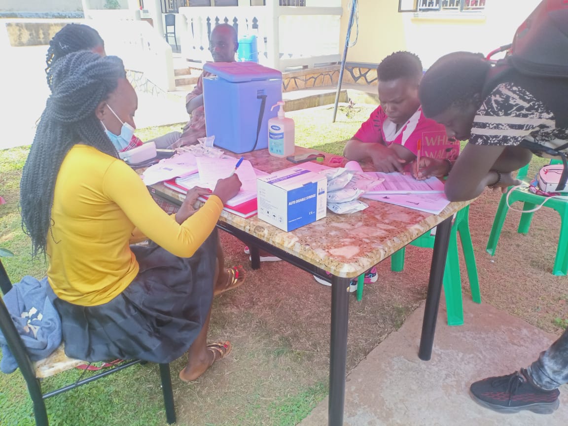 menofthenightug's tweet photo. Today MONU mobile clinic conducted a health camp at UNESO premises in Ntinda.Thanks for embracing the mobile clinic
#monumobileclinic
#getyourjab💉
#youressentialtoo
#4UMe&The entire https://t.co/90bDDTVZJk