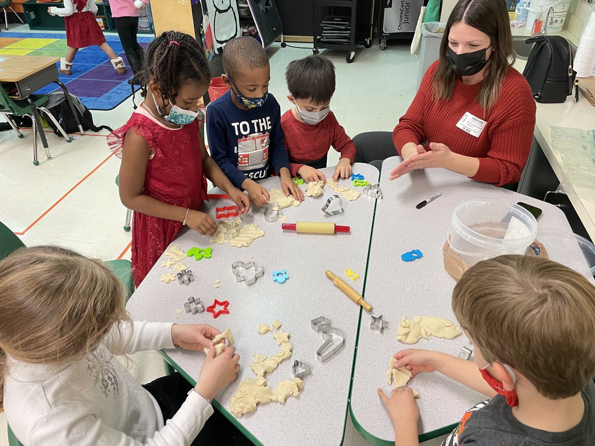 D1ane_Barrett's tweet photo. Holiday fun was happening at our Winter Party!  It felt a little magical today. ☃️💗🎁 ⁦@GRES_Principal⁩ ⁦@GRESDragons⁩ ⁦@srburnham326⁩ https://t.co/uHVciLxRC1
