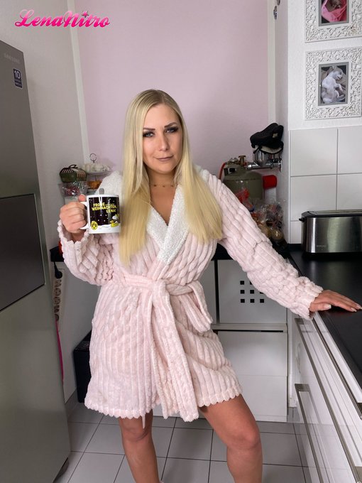 Was meinst Du, ob ich was drunter habe? 😜😎  Zur Aufl&ouml;sung  >>> https://t.co/ypTOBr5IZP https://t.co/<a href="/tag/neuesprofilbild"class="tags"><span>#neuesprofilbild</span></a>