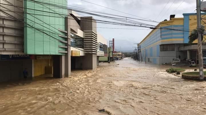 Le super-typhon #Rai, équivalent catégorie 5, a impacté les Philippines ce jeudi 16. Des dizaines de millier de personnes ont dû être évacuées. Des inondations très importantes ont touché le littoral. #TyphoonOdette 