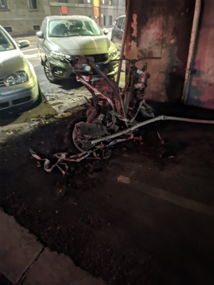 NobisTux's tweet photo. Sotto al Cavalcavia di Viale Monteceneri #municipio8 è ancora presente il rottame🛵🔥 dello scooter andato a fuoco tempo fa , ancora col nastro della #PoliziaLocaleMI .
Città 🟩 è troppo lenta a rimuovere i rifiuti speciali...
#Cityreport #rottami #rifiutispeciali https://t.co/60oqV95drQ