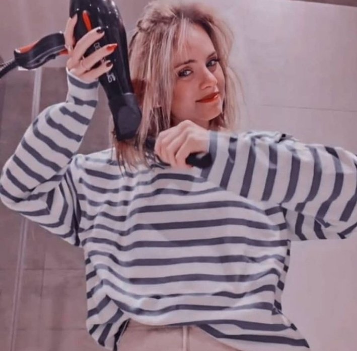 ccemrex36's tweet image. Geç kaldığımın farkındayımdır ama hâlâ saçımı yapıyorumdur bu ben olur gibi... GüNaYdıN🐝