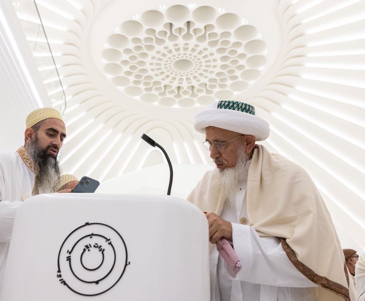 expocitydubai's tweet photo. We were honoured by the visit of the spiritual leader of Dawoodi Bohara, the 53rd Da'i Al Mutlaq Mufaddal Saifuddin, who was welcomed by His Excellency Sheikh Nahayan Mabarak Al Nahayan, Minister of Tolerance and Coexistence and Commissioner General of Expo 2020 Dubai. https://t.co/qYPLMkdbJv
