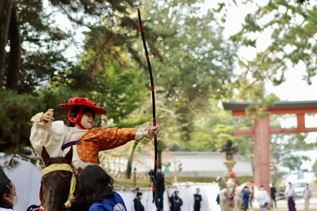 KASUGASHRINE's tweet photo. 【流鏑馬】
先頭の揚児(あげのちご)、続いて、射手児(いてのちご)が、一の鳥居内の馬場本を祝投扇(いわいのなげおうぎ)の所作をおえて走り出し、一の的より三の的まで順次射ながら進んでいきました。
#第886回春日若宮おん祭 #春日大社 #奈良 #稚児流鏑馬 https://t.co/tuF9McYBZd