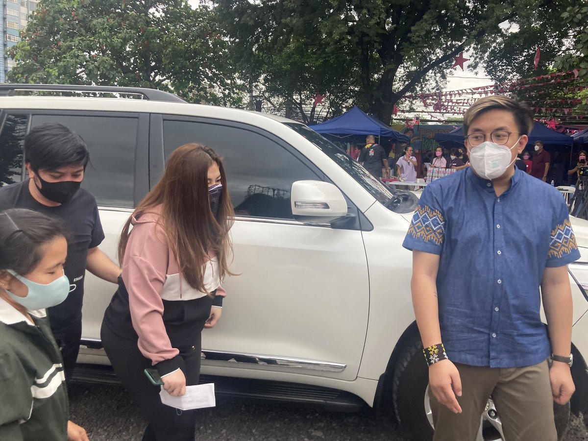 ABSCBNNews's tweet photo. LOOK: Kapamilya star Angel Locsin arrives at the Leni Robredo-Kiko Pangilinan headquarters in Katipunan, QC to give aid for victims of #OdettePH. | via @JervisManahan https://t.co/edri6wofyW