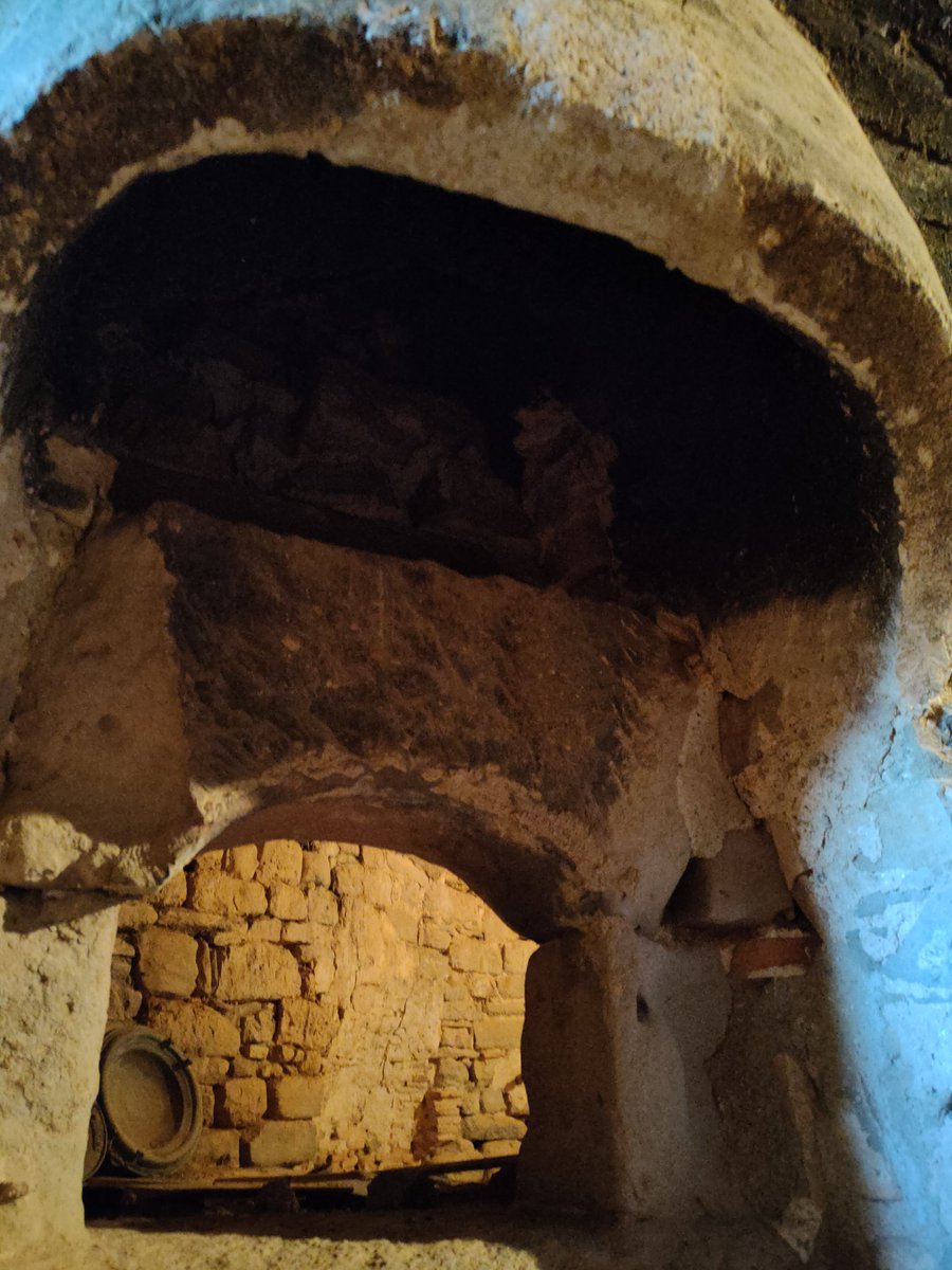 elcobert's tweet photo. Guaiteu quines meravelles. Una comuna, una cisterna inmensa per guardar el vi, i el forn de pa. Impressionant la masia... @martamasies https://t.co/95N9iYznma
