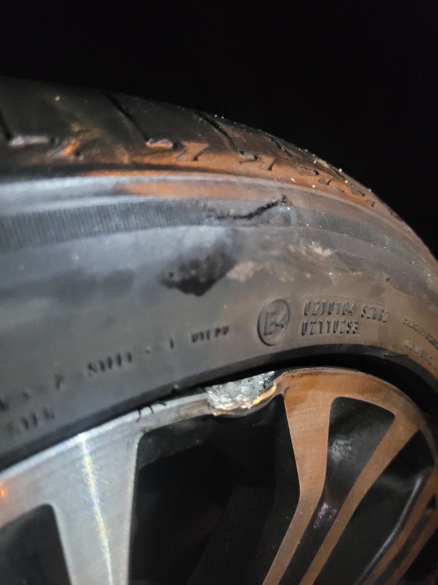 RodrigooRossi's tweet photo. Eu não poderia estar mais puto hoje. Graças a um buraco da @_ecoponte , eu e meu passageiro acabamos de passar por um susto que resultou em DOIS PNEUS FURADOS E MEUS DOIS AROS AMASSADOS! + https://t.co/uj1wGoq4Dn