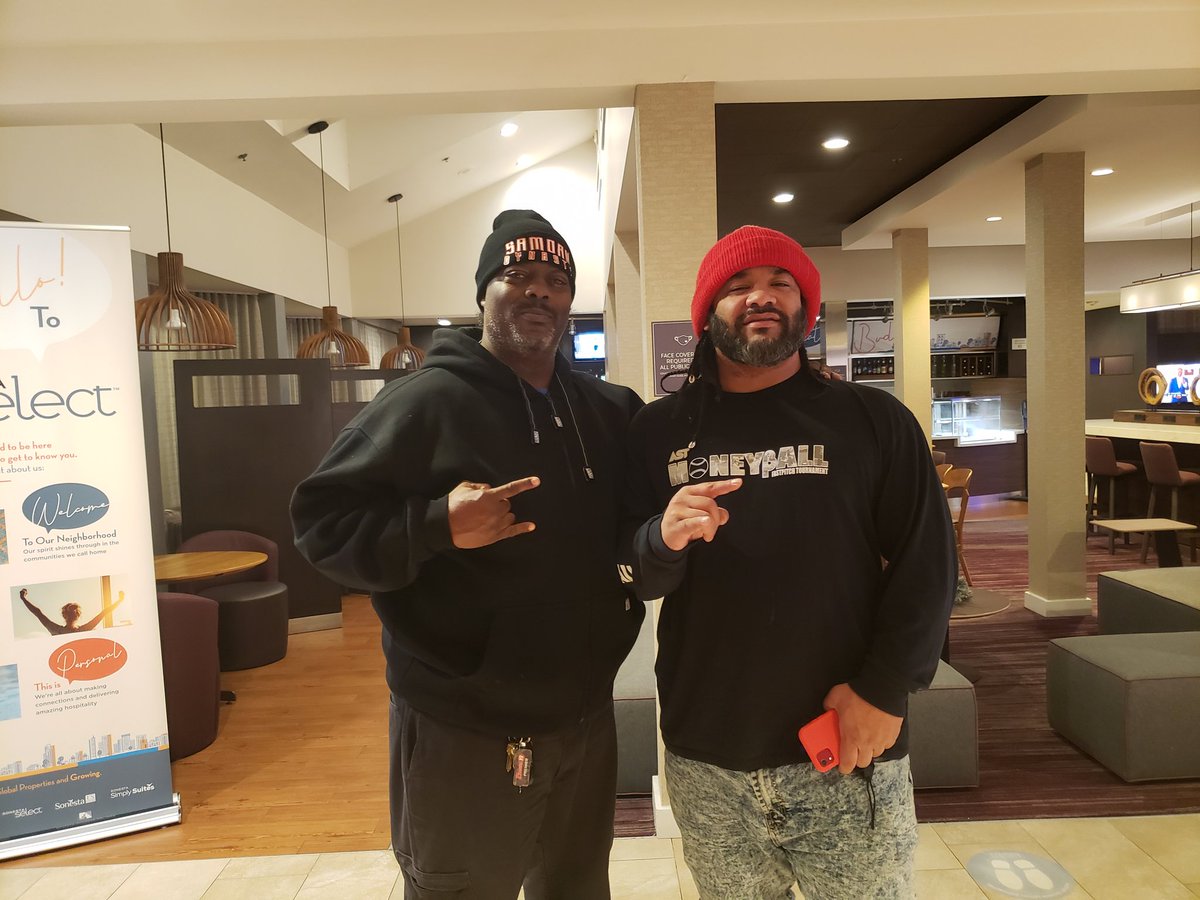 DeviousBear's tweet photo. My uce @SAMOANWEREWOLF was in #ElSegundo so you know i had to holla! And no, he didn't leave his wallet! Lol! #leftmywalletinelsegundo #atribecalledquest #day1 #knokxpro https://t.co/qvNLwEjXUM