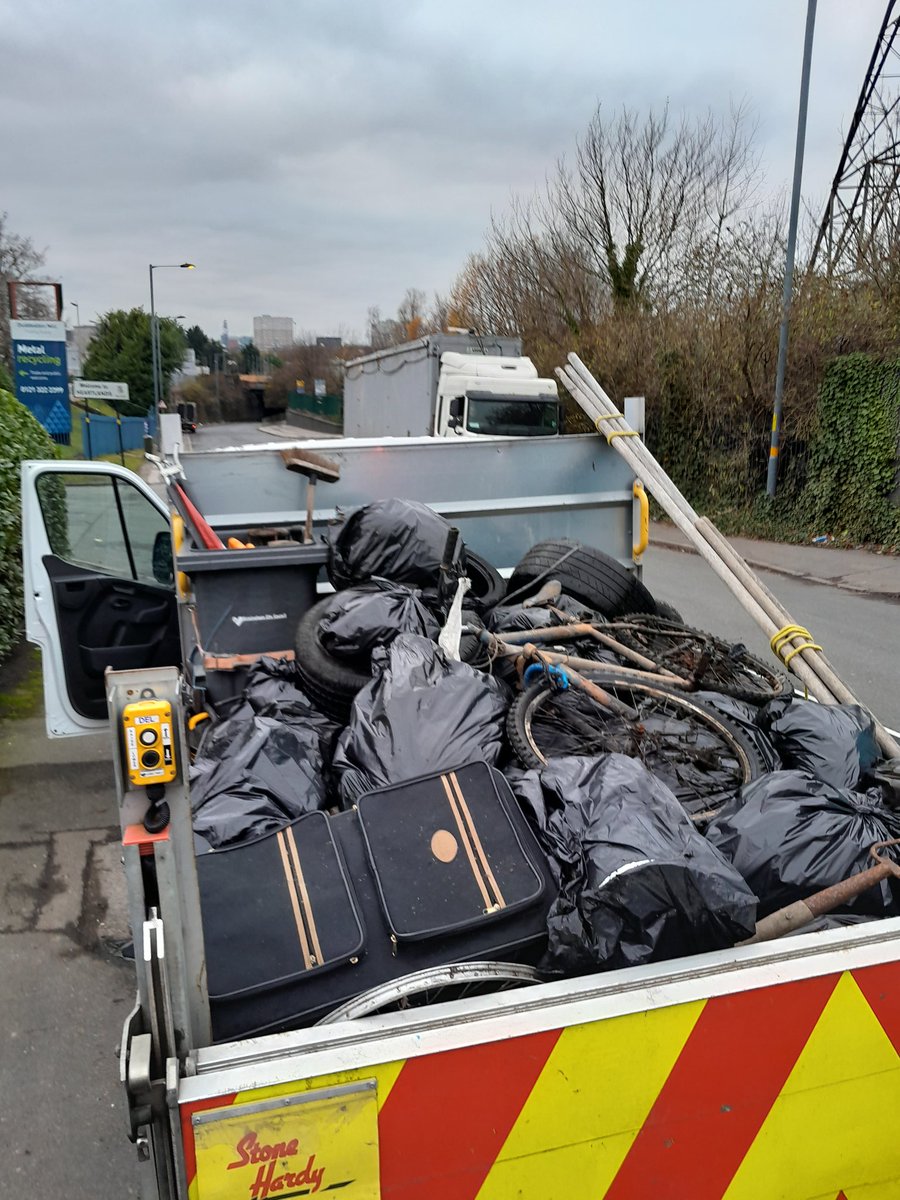 Great team work yesterday between the operative team and our volunteers to clean up the Saltley lock flight! We even recruited 3 new volunteers while cleaning up! Very productive day! <a href="/AaronAtwal2/">Aaron Atwal</a> <a href="/CRTWestMidlands/">Canal & River Trust West Midlands</a> <a href="/CanalRiverTrust/">Canal & River Trust</a> @CRTvolunteers