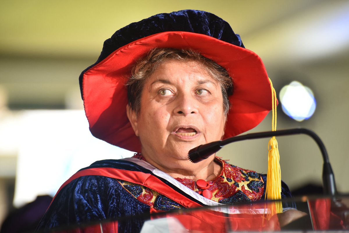 ktnhome_'s tweet photo. " In this circle of life, don't compare yourself to others, you might not walk into a job right away, but I assure you your time to pop is coming " 

~ Dr. Vijoo Rattansi
@uonbi
#UoNclass2021 #UoNgraduation https://t.co/5Wt66jR7NI