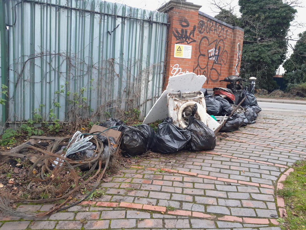 NathanCRT4's tweet photo. Great team work yesterday between the operative team and our volunteers to clean up the Saltley lock flight! We even recruited 3 new volunteers while cleaning up! Very productive day! @AaronAtwal2 @CRTWestMidlands @CanalRiverTrust @CRTvolunteers https://t.co/X3ZoxCdBdz