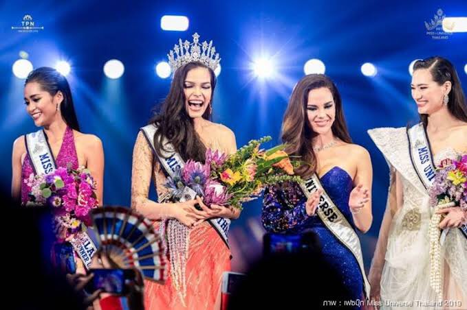 roadtomissth's tweet photo. ในประวัติศาสตร์การประกวด #MissUniverse 70 ครั้ง ไทยส่งทั้งหมด57ครั้ง สามารถเข้ารอบได้แค่ 13 ครั้งเท่านั้น รุ่นพี่คนอื่นอีก 44 คน เขาก็เป็น “ตราบาปของสายสะพาย” เหรอคะ? ไม่เข้ารอบปีเดียว ปีหน้าก็ส่งใหม่ได้หนิ #MissUniverseThailand2021 https://t.co/7Sftx7uQap