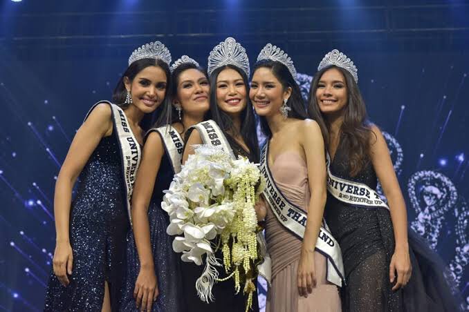 roadtomissth's tweet photo. ในประวัติศาสตร์การประกวด #MissUniverse 70 ครั้ง ไทยส่งทั้งหมด57ครั้ง สามารถเข้ารอบได้แค่ 13 ครั้งเท่านั้น รุ่นพี่คนอื่นอีก 44 คน เขาก็เป็น “ตราบาปของสายสะพาย” เหรอคะ? ไม่เข้ารอบปีเดียว ปีหน้าก็ส่งใหม่ได้หนิ #MissUniverseThailand2021 https://t.co/7Sftx7uQap