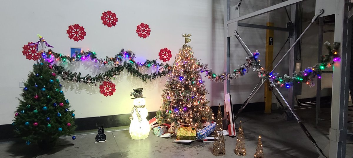 MiradaSort's tweet photo. Night sort bonded over decorating ornaments and celebrating all we have to be grateful for ❤❄💚❄🤍 #lamiradanight #socalsosafe https://t.co/ovjuzJUkvN