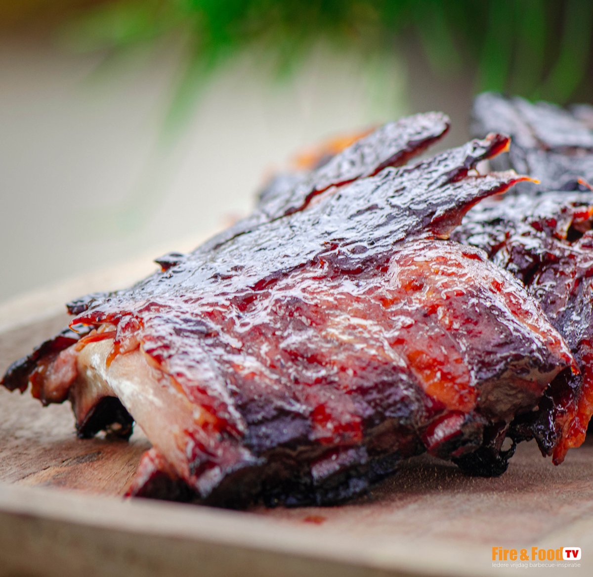 🎆 Bij oudejaarsavond horen natuurlijk lekkere bbq-snacks. Met deze babi-ketjapspareribs vliegt de avond om. Bastiaan laat je vandaag zien hoe je deze spareribs in een gember-ketjapmarinade maakt. 
🎥 youtu.be/V9P5qg_Q-ZI