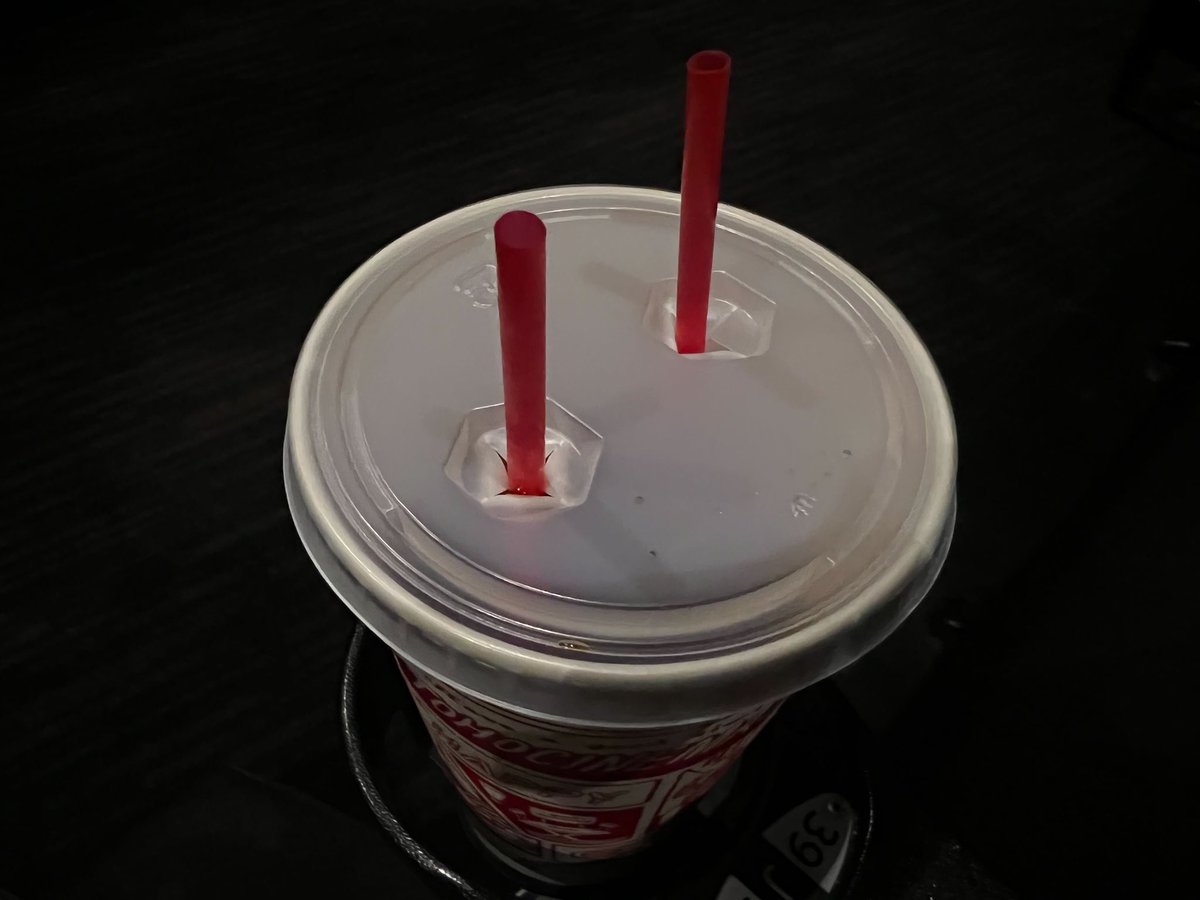 これ意外と知られてないと思うんですが、映画館のドリンクカップのL
