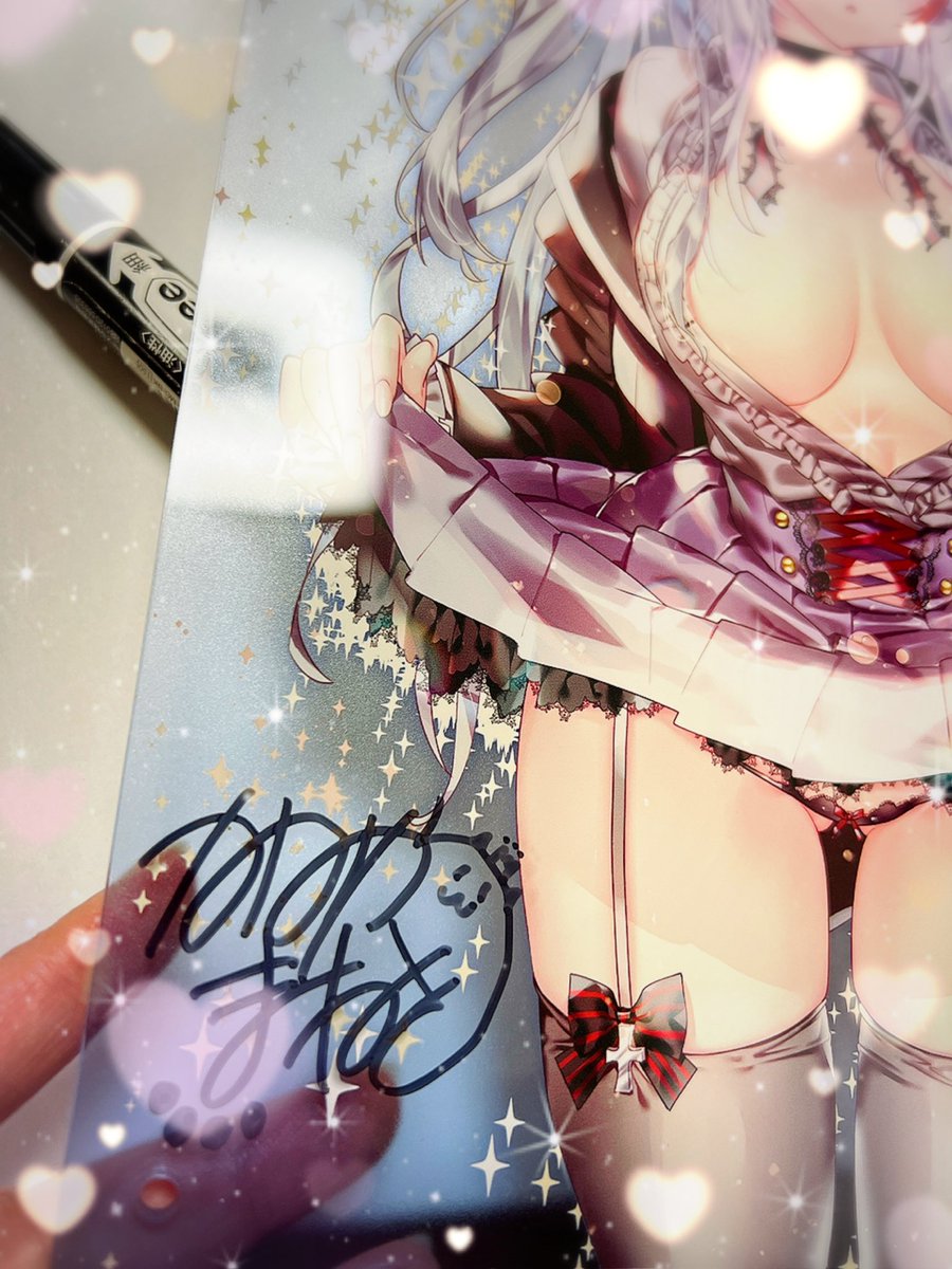 制服オイゲンのアクリルボードのサイン頑張って描いてます!✍️✨ 