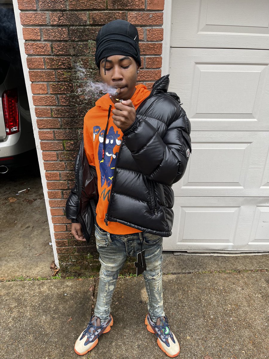 biGGrape1033's tweet photo. Selling Kanye on that Westside running routes up in my Yezzys 💧She tryna catch a blessing b!tch just come around me sneezing 🤧🧞‍♂️#LLPeeWee💜 https://t.co/UOwbg47Sfw