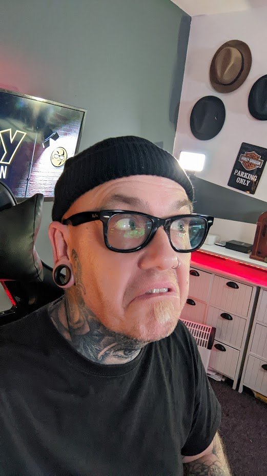 creakyblinder's tweet photo. Not sure why people are suddenly interested in my glasses, but for those that asked they are @ray_ban I have 3 pairs all the same and I love them #tidy #creakyblinder #creaky #rayban #raybanstories https://t.co/lyLXfXvlaR