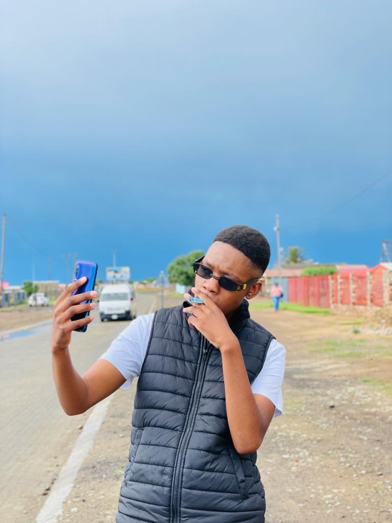 kaytwo_steel's tweet photo. 15hrs left😣!!
Midnight i'm dropping #DoItThisWay brand new good music on the way🔥
#kaytwosteel @Dittomusic @Ambitiouz_Ent 
Yea kaba tsena nou! https://t.co/ObeWzd5h1G