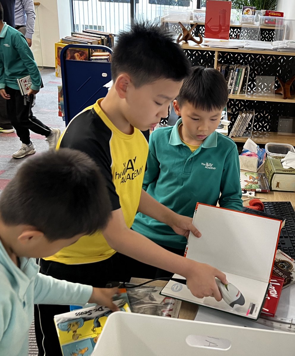 IntlEd_Matt's tweet photo. Our G4 Ss were fully engrossed in their books today. Also great to see Ss taking on some leadership. #TheBaySz #ISSed https://t.co/1bopm0cogS