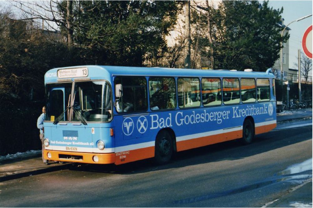 SWBBusundBahn's tweet photo. #oldiesbutgoldies. Wir reisen zurück in die 80er Jahre und unsere Fahrzeuge werden bunter. Die ersten Busse und Bahnen werden komplett zu Werbeträgern. Viele Branchen waren vertreten, wie z.B. eine Bonner Bank am 24.02.1985. Welche Werbung gefiel euch am besten? #swb 
©V.Stern https://t.co/yANIVQLG8w