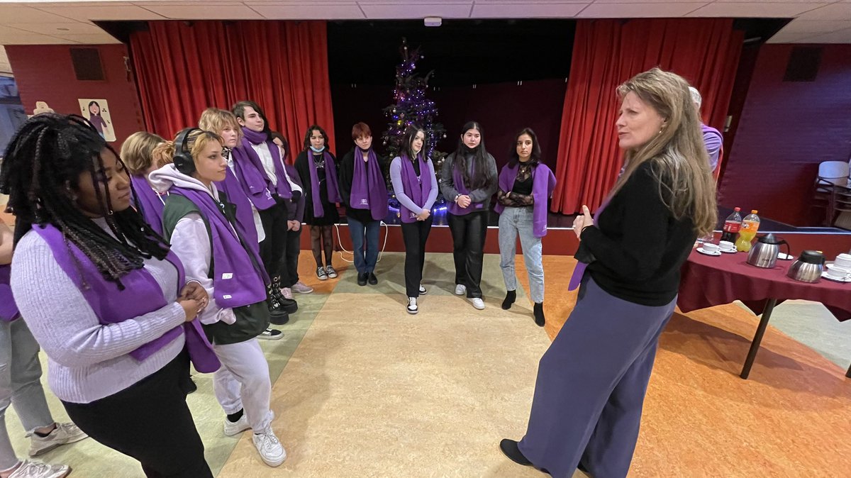 #BLOG23 Paarse Vrijdag

De regenboogvlag wappert vrolijk in de vlaggenmast, maar waarom?
Lees hier meer?
ja.nl/blog/23-paarse…

#janarentsz_csg #janarentsz #voortgezetonderwijs #blog #paarsevrijdag #eigentijdsonderwijs #gemeentealkmaar #jemagzijnwiejebent