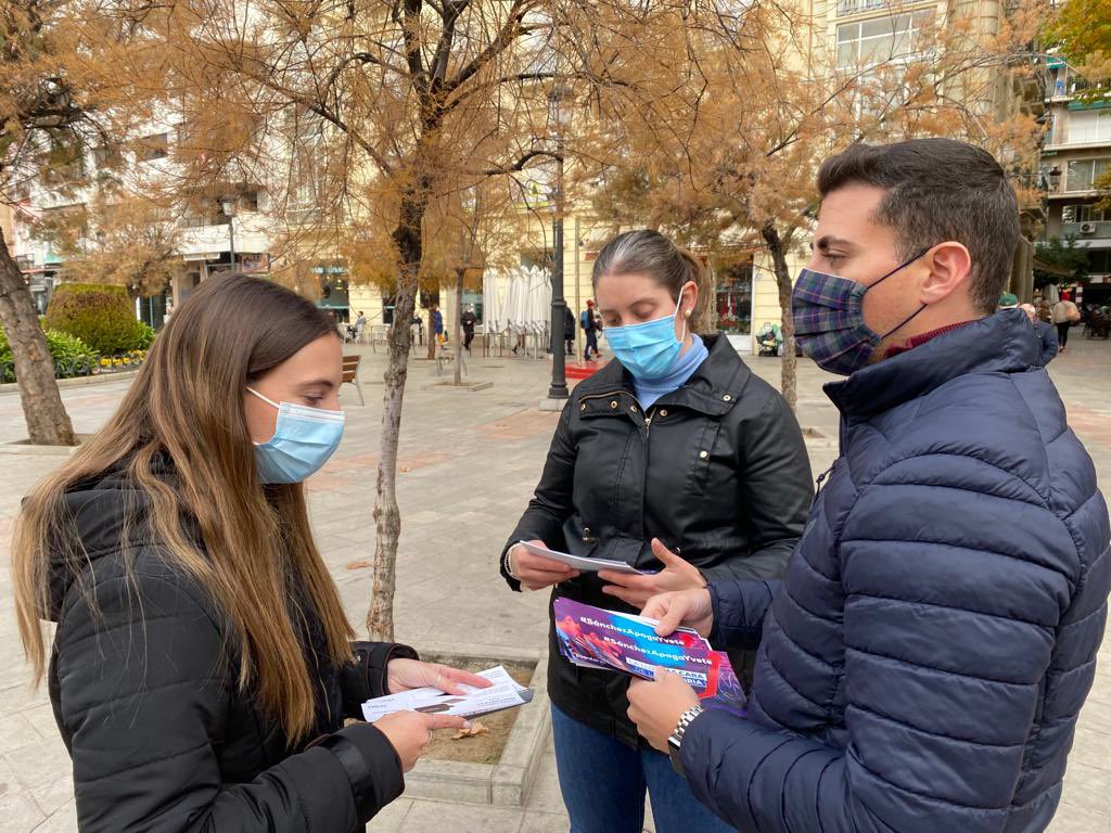 nnggGranada's tweet photo. ✅Iniciamos una campaña informativa para contarle a los granadinos que SI hay solución para bajar el precio de la luz.

👉Desde hoy recorreremos toda la provincia ante la inacción de Pedro Sánchez y el silencio del PSOE ante la navidad más cara de la historia.

#CreemosEnGranada https://t.co/JHmrrQJuZm