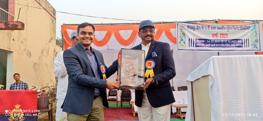 गोरखपुर जोन की 22 वी अंतर्जनपदीय पुलिस क्रिकेट प्रतियोगिता वर्ष 2021 के समापन के अवसर पर मुख्य अतिथि श्रीमान जिलाधिकारी महोदय महराजगंज को पुलिस अधीक्षक द्वारा स्मृति चिन्ह भेंट किया गया।
#UPPolice