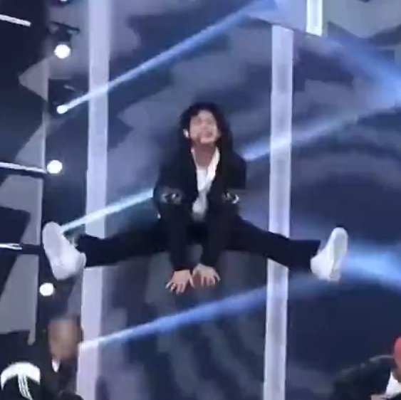 sunkwill's tweet image. Bat ang taas ng standard mo?
: Syempre lumilipad si sunoo