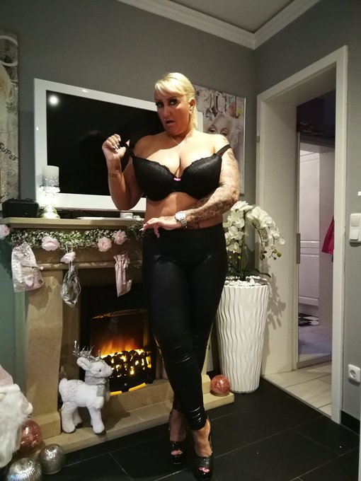 W&uuml;nsche dir einen sch&ouml;nen Freitag!!! #milf #bigisbeautiful #bigboobs #curvy #plussize #dessous #lack<a href="/tag/milf"class="tags">#milf</a><a href="/tag/bigisbeautiful"class="tags">#bigisbeautiful</a><a href="/tag/curvy"class="tags"><span>#curvy</span></a><a href="/tag/highheels"class="tags"><span>#highheels</span></a><a href="/tag/bigboobs"class="tags"><span>#bigboobs</span></a><a href="/tag/plussize"class="tags"><span>#plussize</span></a><a href="/tag/lack"class="tags"><span>#lack</span></a><a href="/tag/dessous"class="tags"><span>#dessous</span></a>
